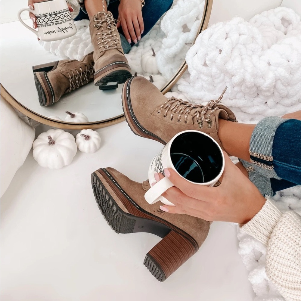 NWT Pierre Dumas Vegan Suede Lace Up Chunky Hiking Boots Booties Taupe - Picture 4 of 5